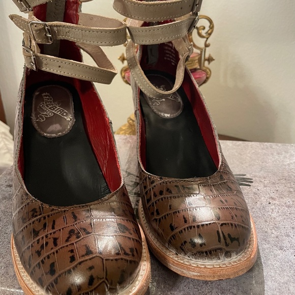 FREEBIRD by STEVEN GORGEOUS Croco brown/tan 3 straps PRISTINE - Picture 3 of 5